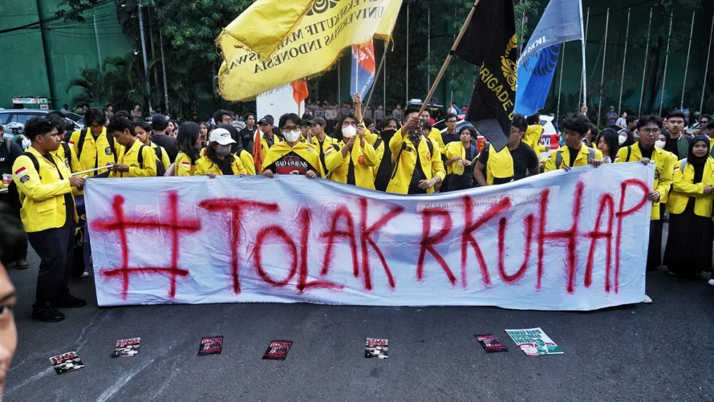 Mahasiswa Teriak ‘Catut Nama Tanpa Izin!’ Saat DPR RI Dorong Pengesahan RKUHAP