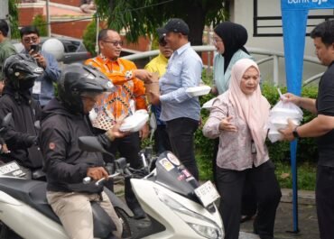 DPRD Kota Bekasi Turun ke Jalan: Ratusan Paket Nasi "Jumat Berkah" Hangatkan Pengendara