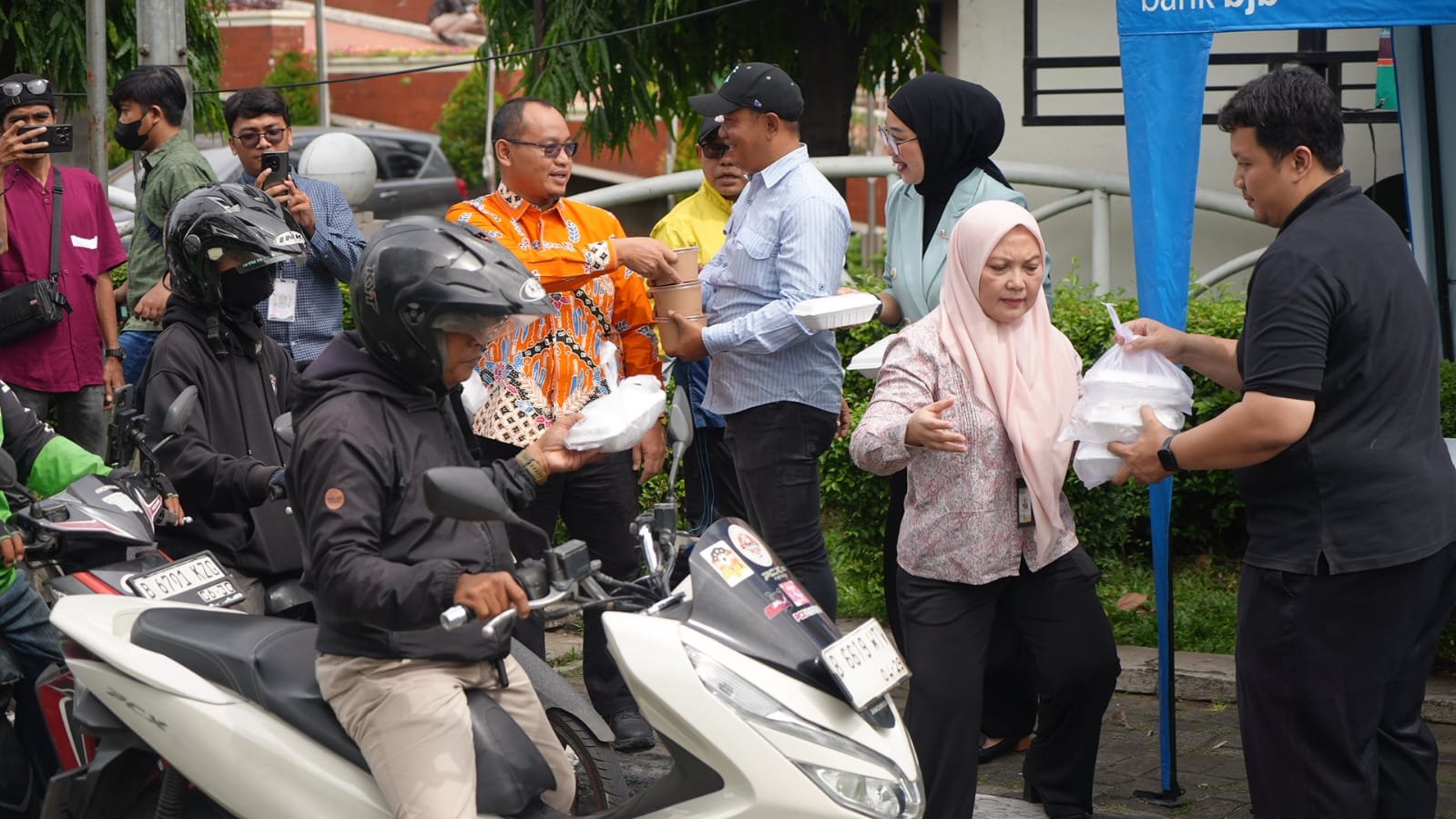 DPRD Kota Bekasi Turun ke Jalan: Ratusan Paket Nasi “Jumat Berkah” Hangatkan Pengendara