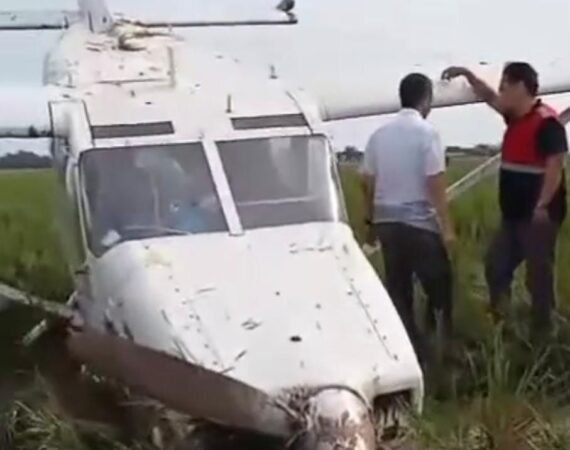Pesawat Latih Cessna Jatuh di Sawah Karawang, 5 Awak Selamat