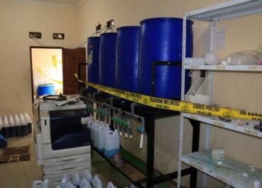 Polisi Bongkar ‘Pabrik’ Sabun Cair Palsu di Bekasi, Omzet Miliaran Rupiah!