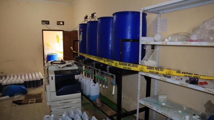 Polisi Bongkar ‘Pabrik’ Sabun Cair Palsu di Bekasi, Omzet Miliaran Rupiah!