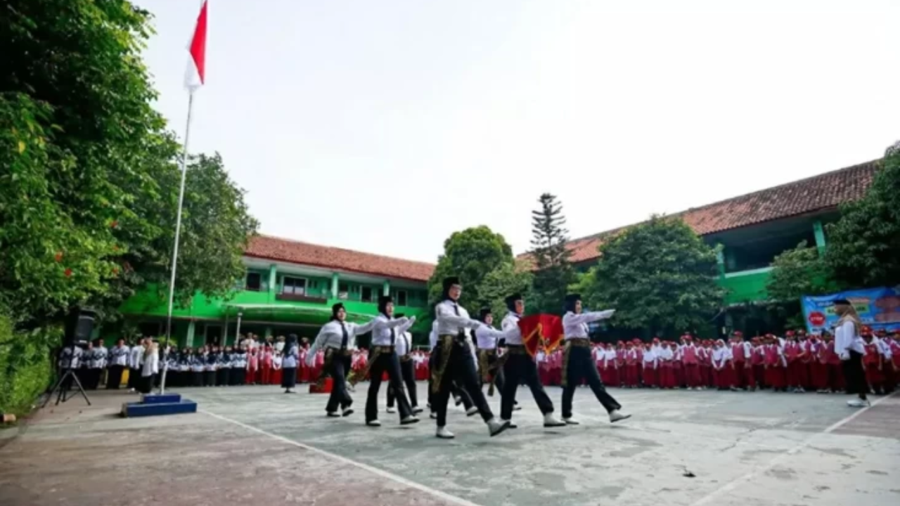 Momen Unik Hari Guru 2025 di Bekasi: Orang Tua Murid ‘Ambil Alih’ Sekolah, Jadi Petugas Upacara Bendera!