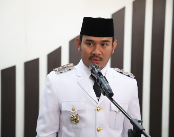 Bupati Bekasi, Ade Kuswara Kunang.