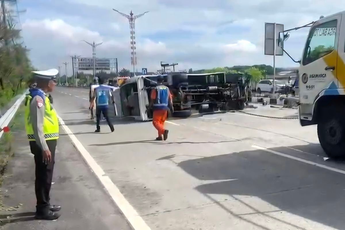 Tragedi di Pintu Keluar Tol Bali Mandara: Bus Pariwisata Terguling, 13 Turis China Luka-luka