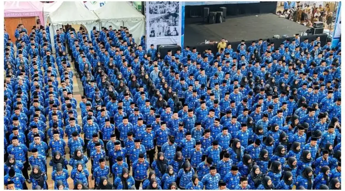 Bupati-Karawang-Aep-Syaepuloh-melantik-ribuan-PPPK-Paruh-Waktu