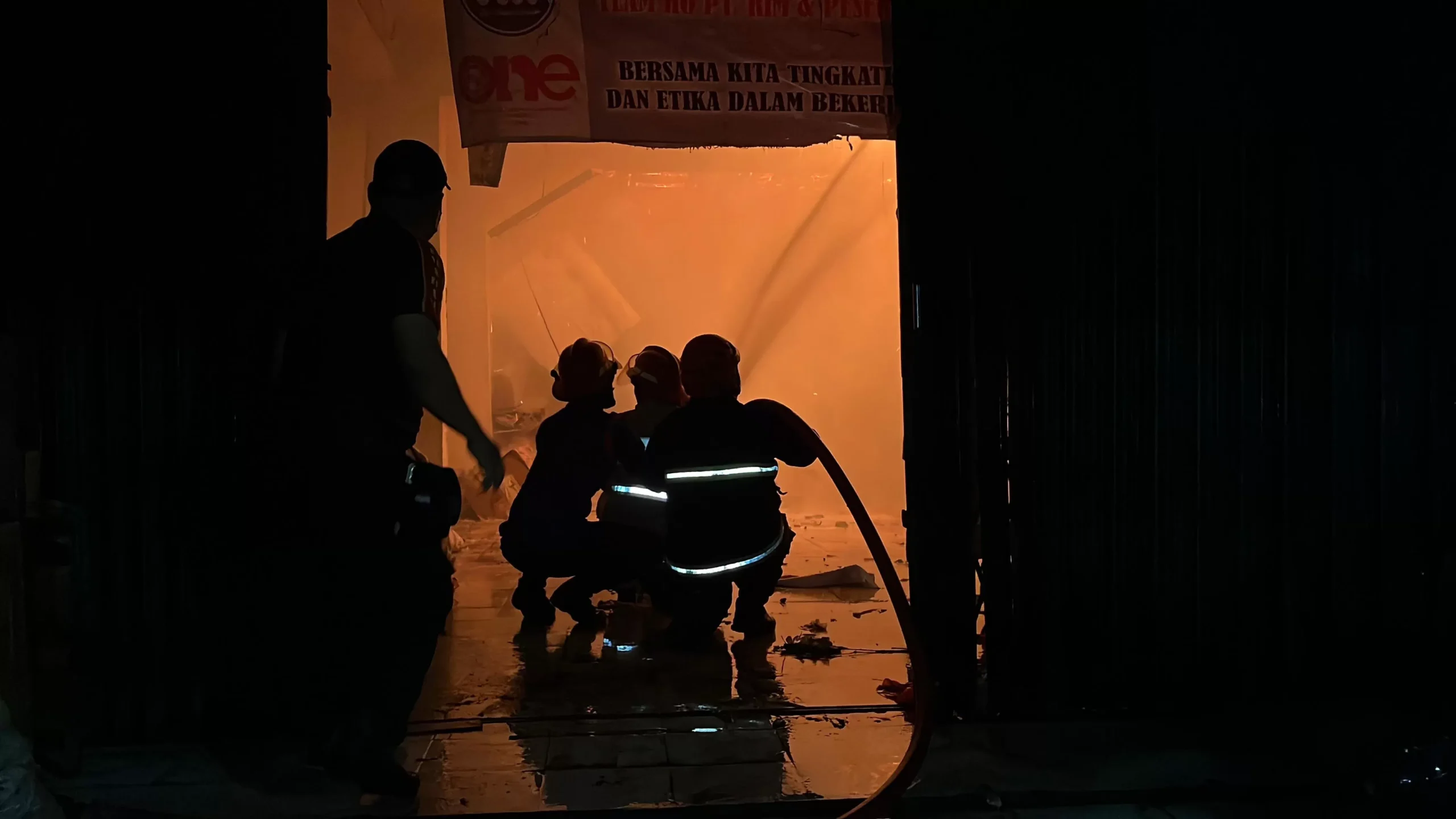 Si Jago Merah Mengamuk! Diduga Korsleting Listrik, 2 Unit Ruko di Bekasi Ludes Terbakar