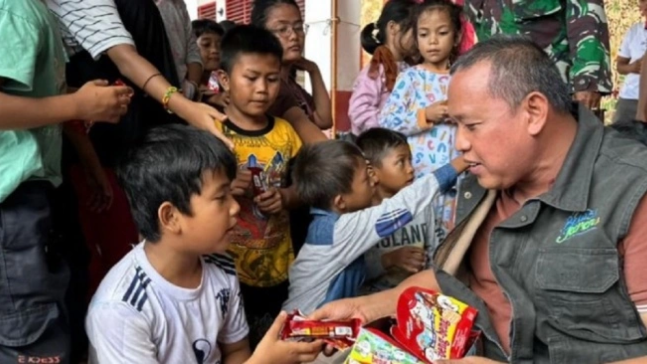 Momen Haru! Wali Kota Bekasi Turun Langsung Bagi-Bagi Mainan untuk Hibur Anak-Anak Korban Banjir