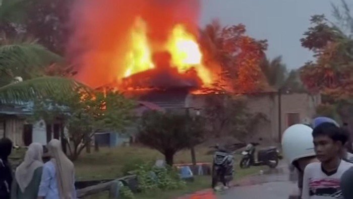 Warga Emak-Emak di Mandailing Natal Bakar Rumah Diduga Sarang Narkoba, Polisi Amankan 5 Terduga Bandar