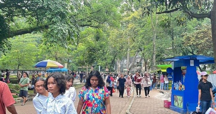 Membludak! Libur Natal 2025, Pengunjung Taman Margasatwa Ragunan Tembus 50 Ribu Orang