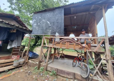 Melawan Trauma Banjir: Kisah Warga Kali Bekasi Bangun Rumah Panggung demi Bertahan Hidup