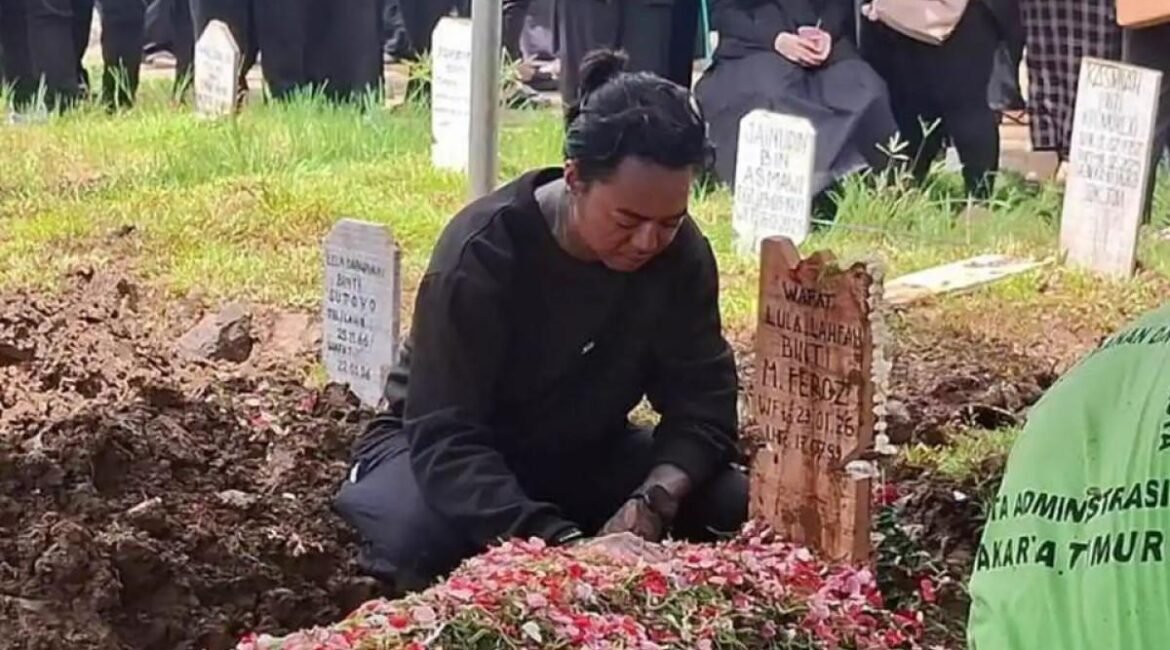 Reza-Arap-saat-berada-di-pemakaman-Lula-Lahfah