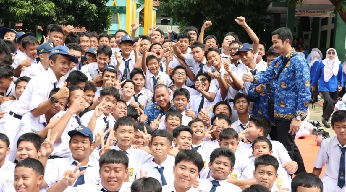 Siswa-siswi-SMP-Negeri-17-Bekasi-berfoto-bersama-usai-menggelar-kegiatan-Roots-Day-berupa-Deklarasi-Agen-Perubahan-Anti-Perundungan-1384160271