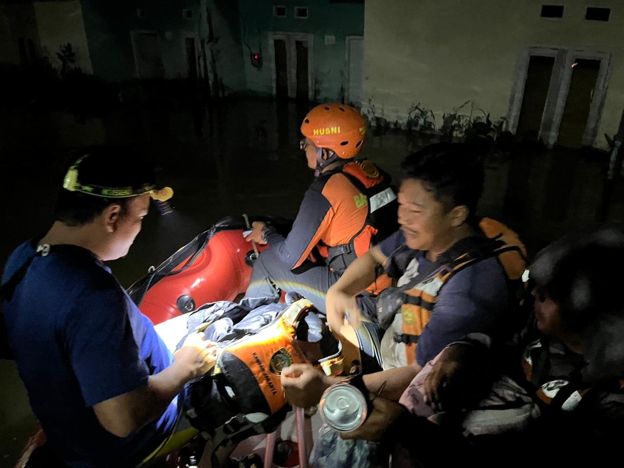 Bekasi Terendam! Tim SAR Kerja Keras Evakuasi Ratusan Warga Terdampak Banjir Sore Ini