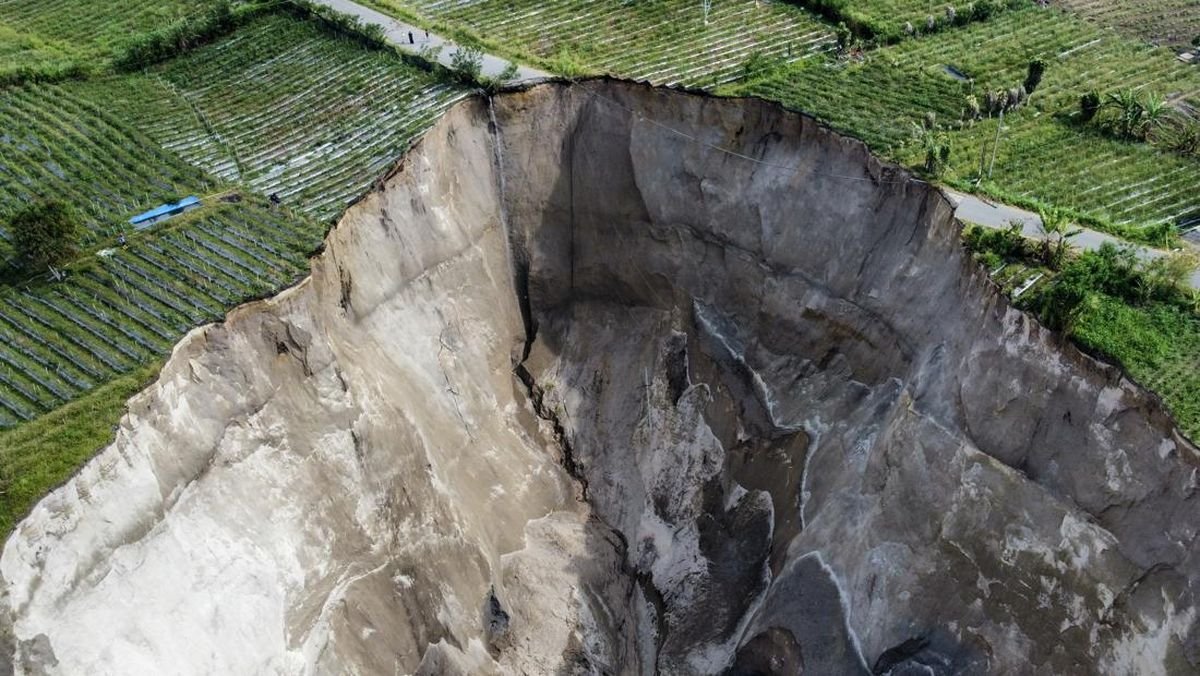 Jalan Aceh Tengah–Bener Meriah Putus Total oleh Sinkhole Raksasa, Ancaman Merembet ke Pemukiman