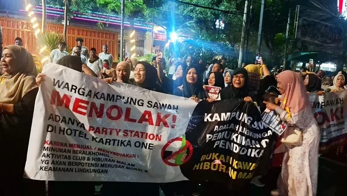 sejumlah-warga-menggelar-aksi-penolakan-tempat-hiburan-malam-di-hotel-kawasan-lenteng-agung-jagakarsa-jakarta-selatan-jaksel-f-1769831872494_169