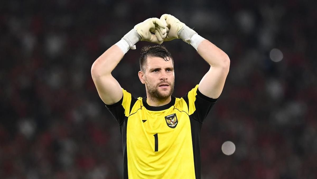 Maarten Paes Siap Menantang Status Quo: Potensi Jadi Kiper Utama Ajax Musim Ini