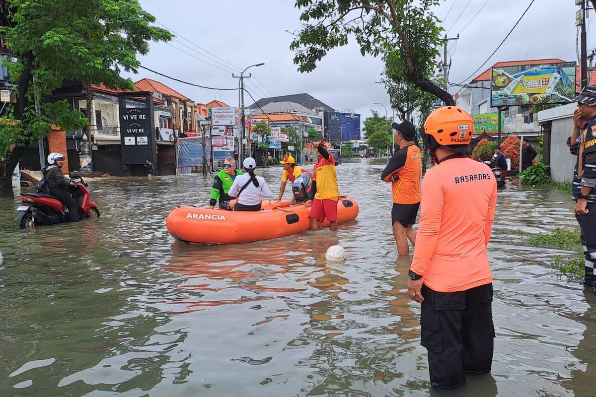 Bali Dilanda Banjir Besar: Air Setinggi 1 Meter, Turis Dievakuasi Kano & Boat