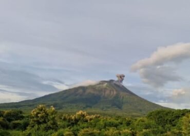 Gunung Ile Lewotolok Meletus 58 Kali dalam Satu Malam: Lava Pijar Lontar 300 Meter, Warga Diimbau Waspada