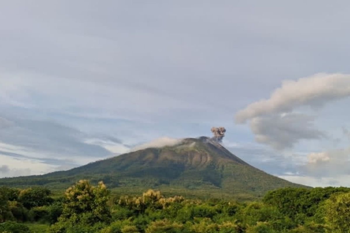 Gunung Ile Lewotolok Meletus 58 Kali dalam Satu Malam: Lava Pijar Lontar 300 Meter, Warga Diimbau Waspada