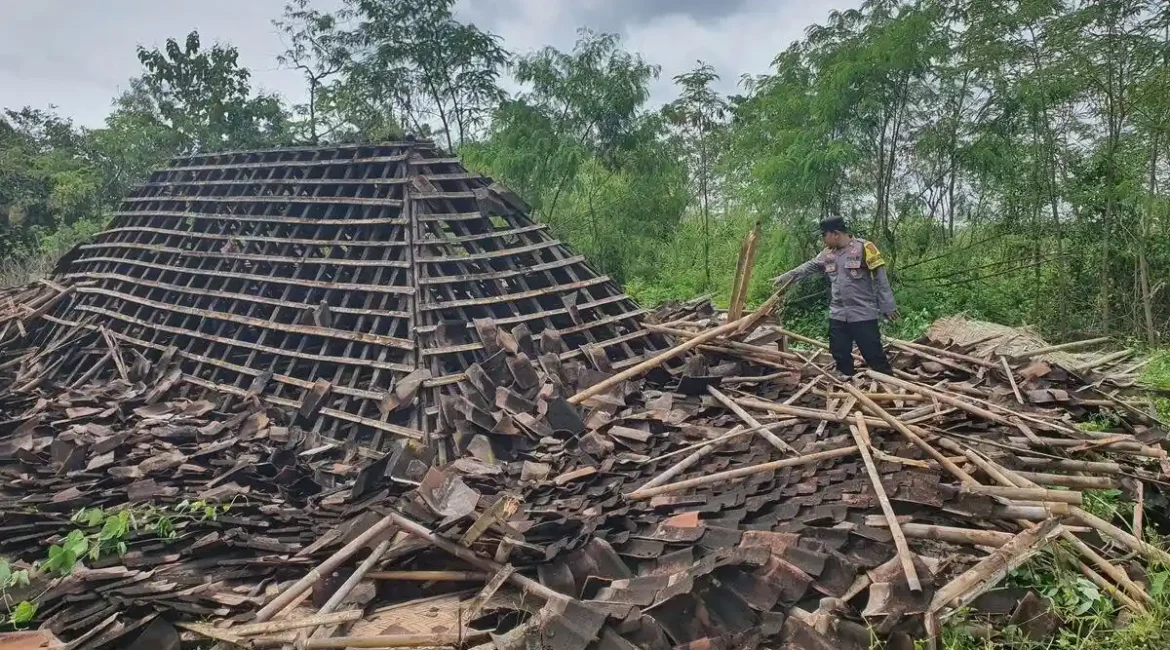 Lansia-Sebatang-Kara-di-Gunungkidul-Tertimpa-Reruntuhan-Bangunan-Rumahnya-yang-Ambruk
