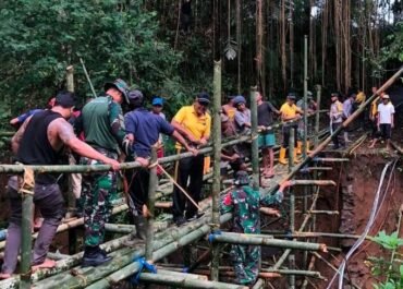 Akses Terputus Akibat Banjir, TNI AD Gerak Cepat Bangun Jembatan Gantung Vital di Pasaman Sumbar