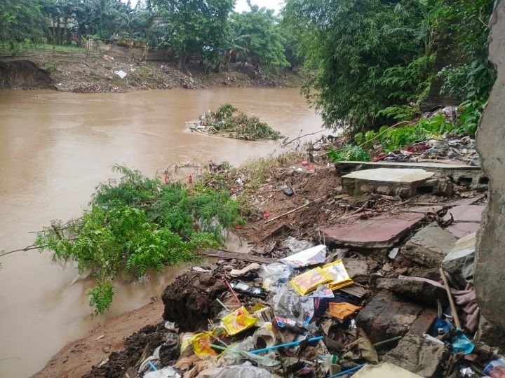 Kali Bekasi Meluap, Enam Rumah di Bantaran Sungai Ambruk Tergerus Longsor