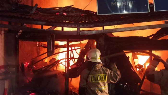 belasan-bangunan-di-jalan-bangka-iii-mampang-prapatan-jakarta-selatan-hangus-terbakar-kerugian-akibat-kebakaran-diperkirakan-m-1770693134533_169