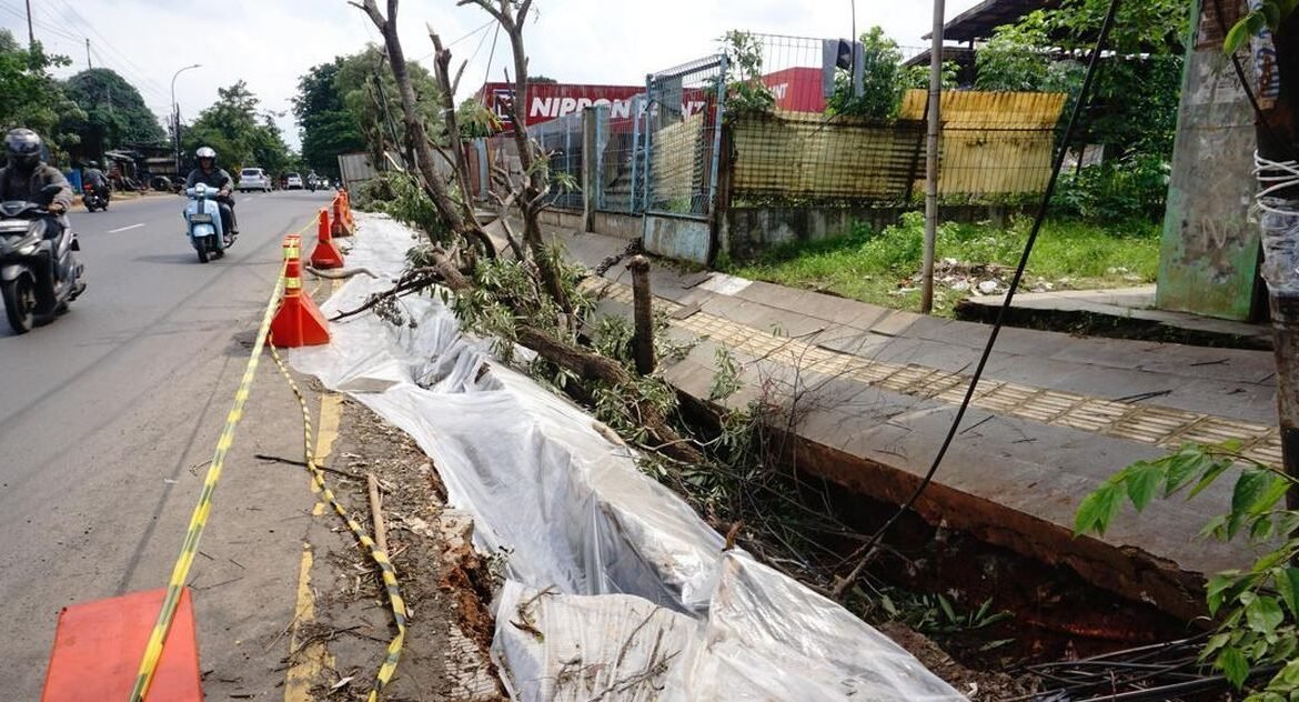 hujan-deras-picu-trotoar-ambles-di-jalan-raya-narogong-bekasi-1769331927823_169