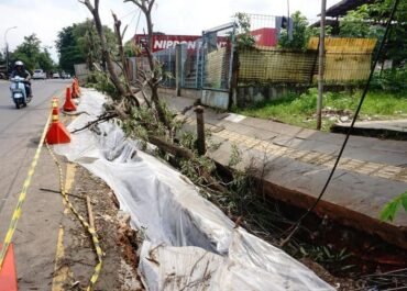 Trotoar Narogong Bekasi Ambles: Simak Kronologi dan Titik Lokasi Bahayanya!