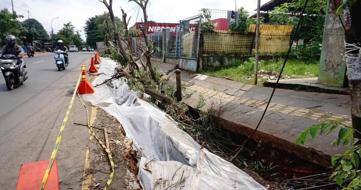 Trotoar Narogong Bekasi Ambles: Simak Kronologi dan Titik Lokasi Bahayanya!