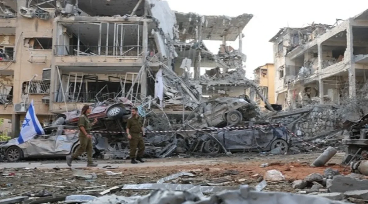 69c37f2cd2e13-serangan-rudal-iran-hantam-sejumlah-kota-di-israel_siap