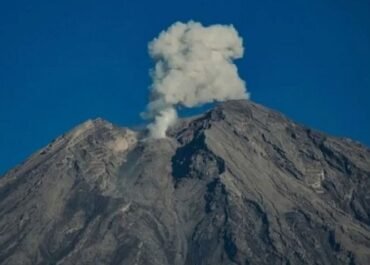 Gunung Semeru Meletus Berulang, Empat Kali Erupsi dalam Sehari dengan Kolom Abu Capai 600 Meter