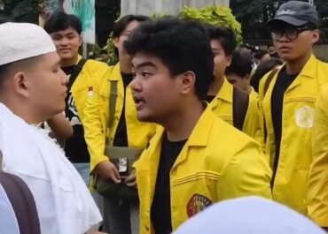 Bukan Mahasiswa UI, Inilah Identitas Asli Pria Beralmamater Kuning yang Viral Maki Polisi di Mabes Polri