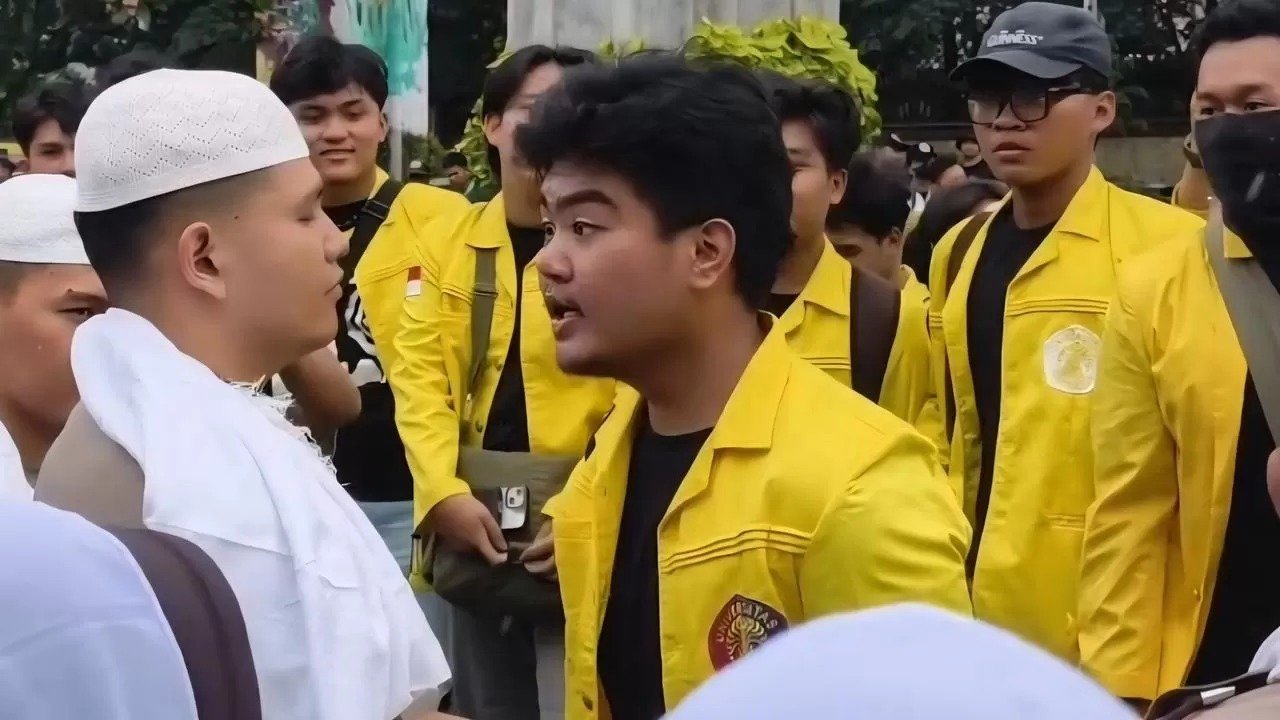 Bukan Mahasiswa UI, Inilah Identitas Asli Pria Beralmamater Kuning yang Viral Maki Polisi di Mabes Polri