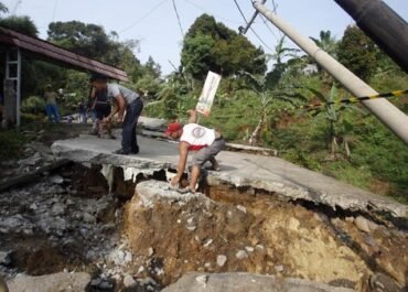 Detik-Detik Tanah Bergerak Terjang Gunung Putri Bogor: 3 Rumah Hancur Lebur, 9 Warga Terpaksa Mengungsi dalam Ketakutan