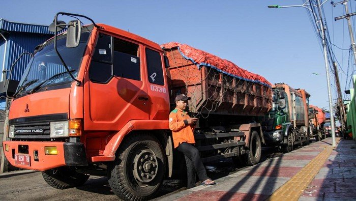 antrean-truk-sampah-usai-longsor-di-tpst-bantargebang-1773379568968_169