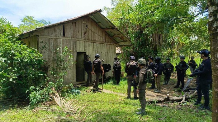 personel-satgas-operasi-damai-cartenz-saat-menggeledah-rumah-komandan-kkb-philip-kobak-di-yahukimo-1773032126569_169