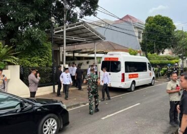 Jenazah Wapres ke-6 RI Try Sutrisno Tiba di Rumah Duka: Suasana Haru dan Kehadiran Tokoh Bangsa