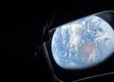 Bukan Kamera NASA Biasa! Foto Bumi dari Luar Angkasa Misi Artemis II Ternyata Diambil Pakai iPhone 17 Pro Max