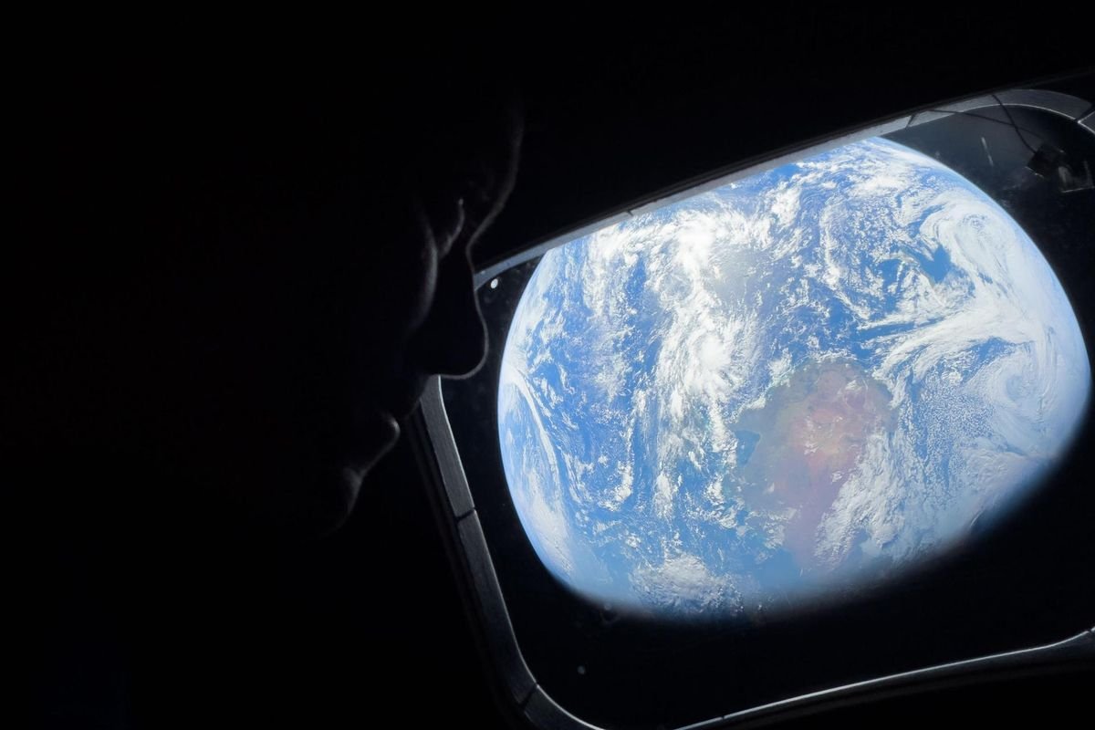 Bukan Kamera NASA Biasa! Foto Bumi dari Luar Angkasa Misi Artemis II Ternyata Diambil Pakai iPhone 17 Pro Max