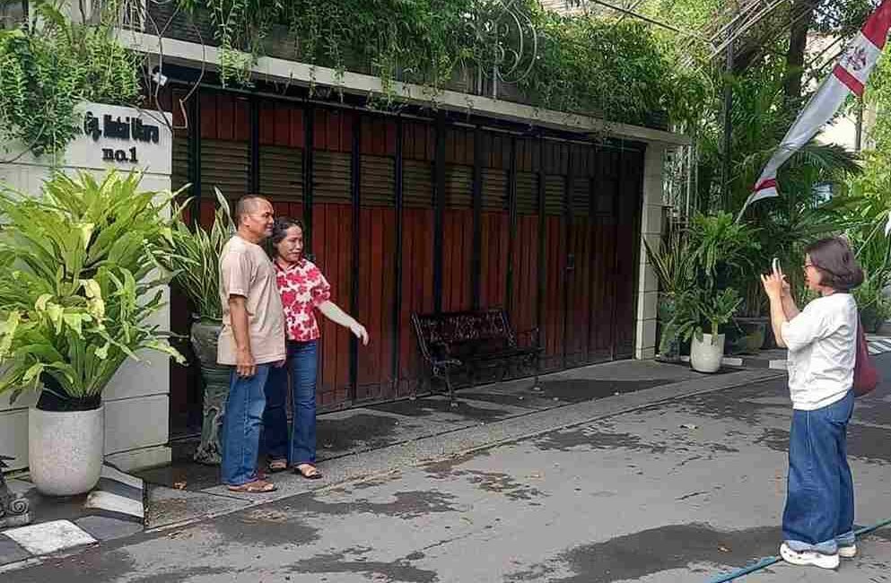 Warga_yang_sedang_berfoto_di_depan_rumah_Jokowi_92133ff170
