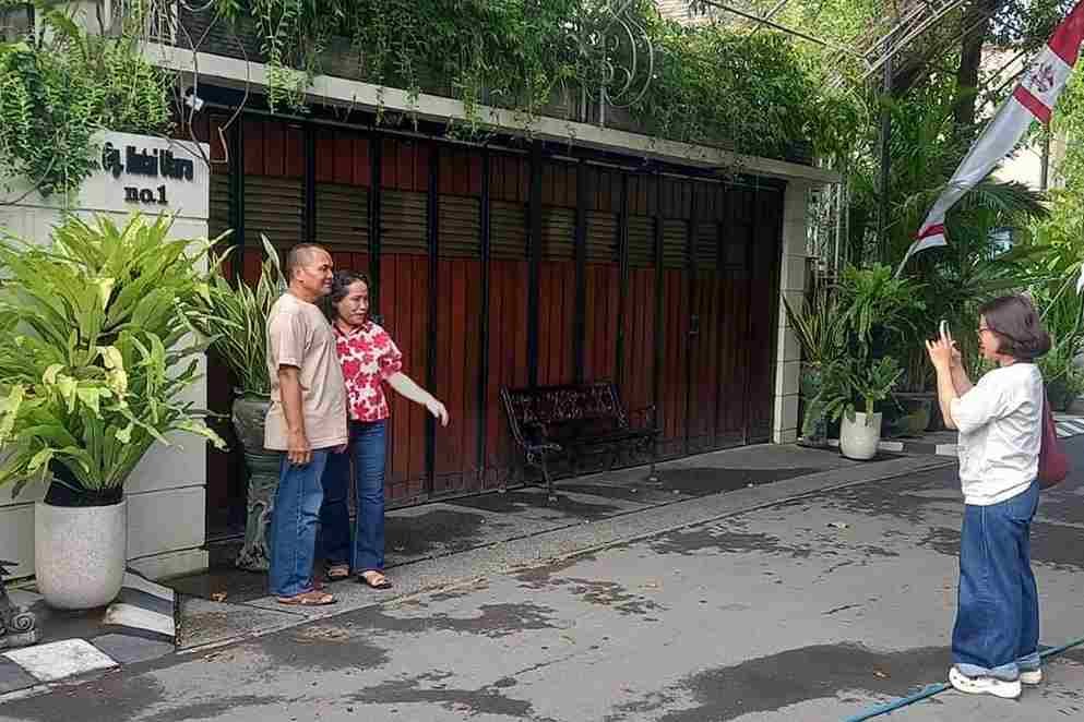Rumah Jokowi di Solo Diserbu Warga, “Tembok Ratapan” Jadi Sorotan Publik