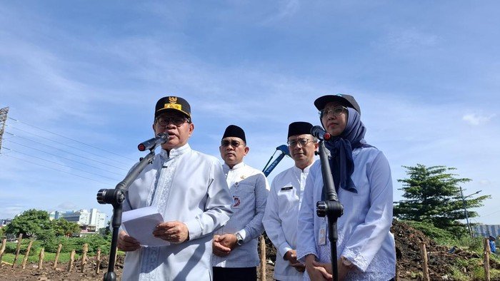 gubernur-dki-jakarta-pramono-anung-meninjau-langsung-pengerukan-kali-banjir-barat-di-kawasan-kebon-melati-jakarta-pusat-1775790437851_169