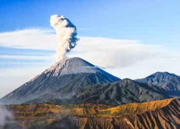 Gunung Semeru Erupsi Hebat, Awan Panas Meluncur Hingga 4 Km dari Kawah