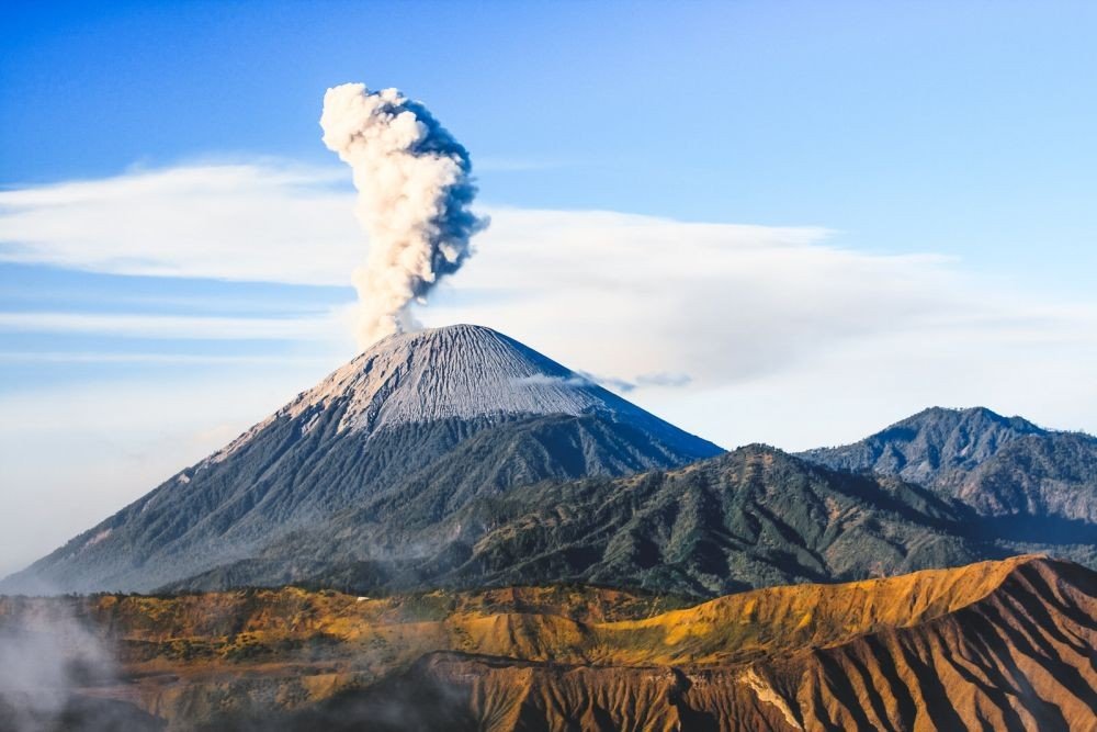 Gunung Semeru Erupsi Hebat, Awan Panas Meluncur Hingga 4 Km dari Kawah