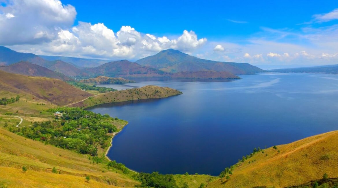 large-holbung-hill-view-at-toba-lake-sumatera-indonesia-0c6f46cefbcf08ccb86f5df01e34be43
