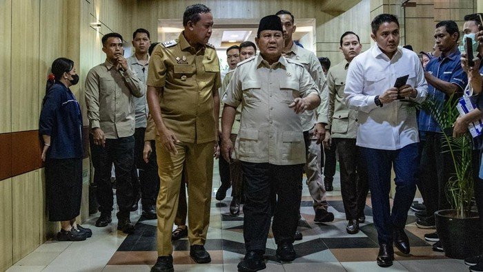 presiden-prabowo-jenguk-korban-kecelakaan-kereta-di-rsud-bekasi-1777351915162_169