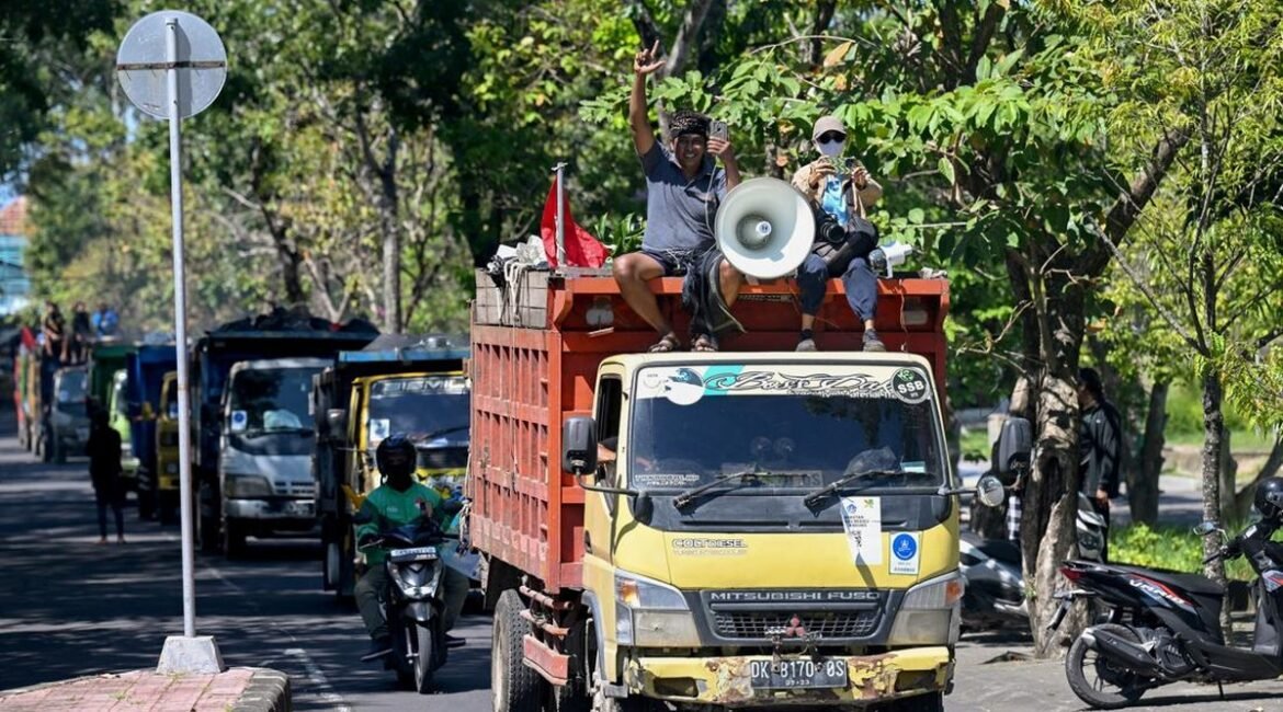 ratusan-truk-sampah-geruduk-kantor-pplh-bali-1776318103613_169