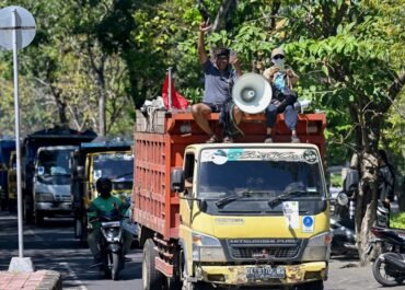 Ratusan Truk Sampah Kepung Kantor PPLH Bali, Krisis Pengelolaan Limbah Memanas